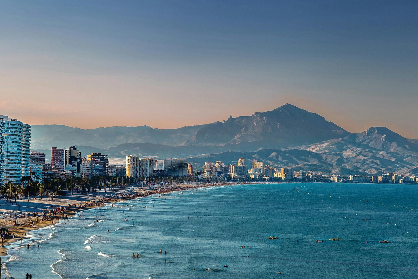 5 días inolvidables en Alicante y Valencia: una ruta en auto de playas mediterráneas a montañas que no te puedes perder 6 Stunning view of Alicante's beach and mountains at sunset.