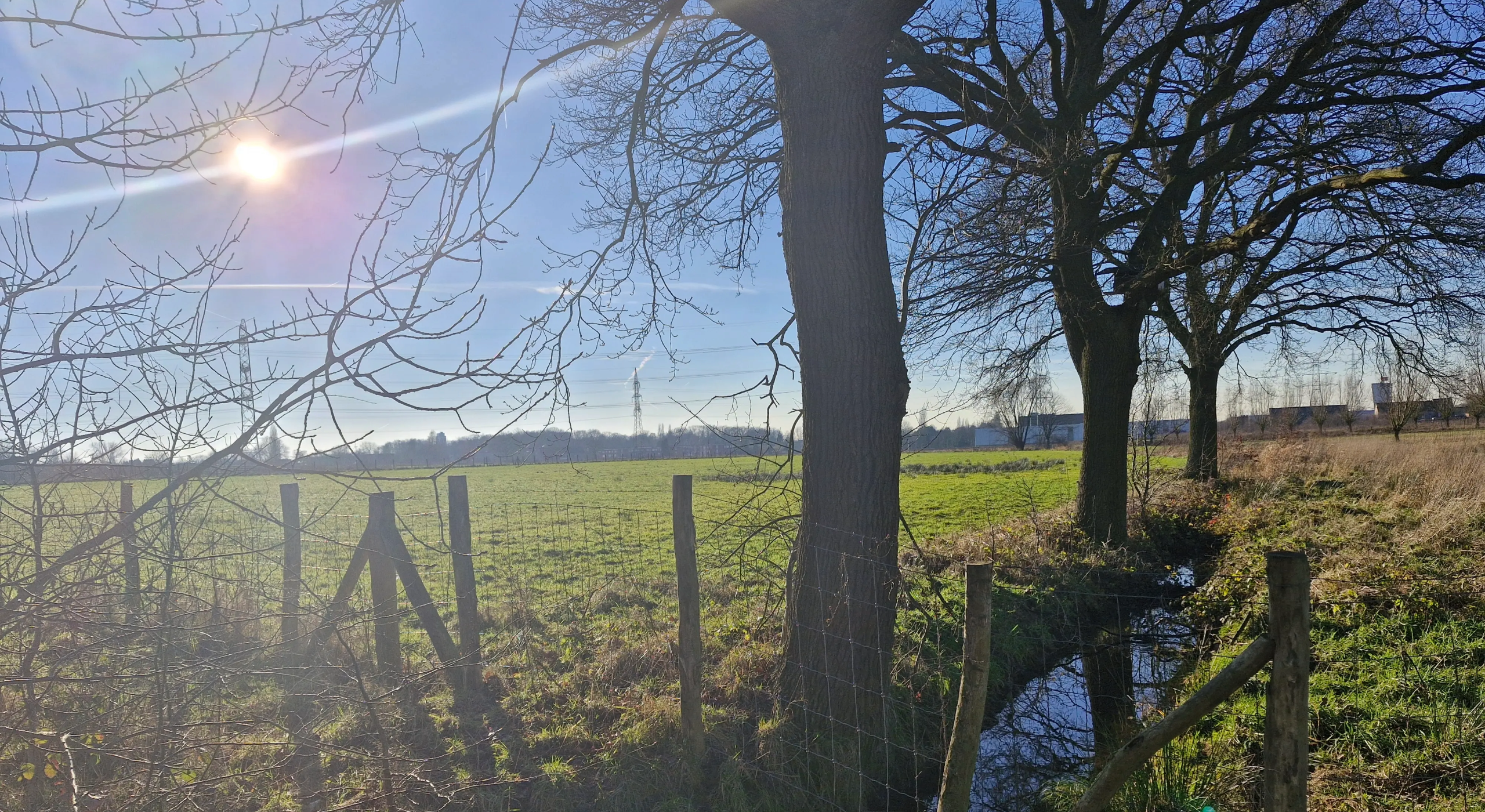 HOME 7 Foto portada de blog de viajes. Paisaje con sol y arroyo en Amberes, Belgica